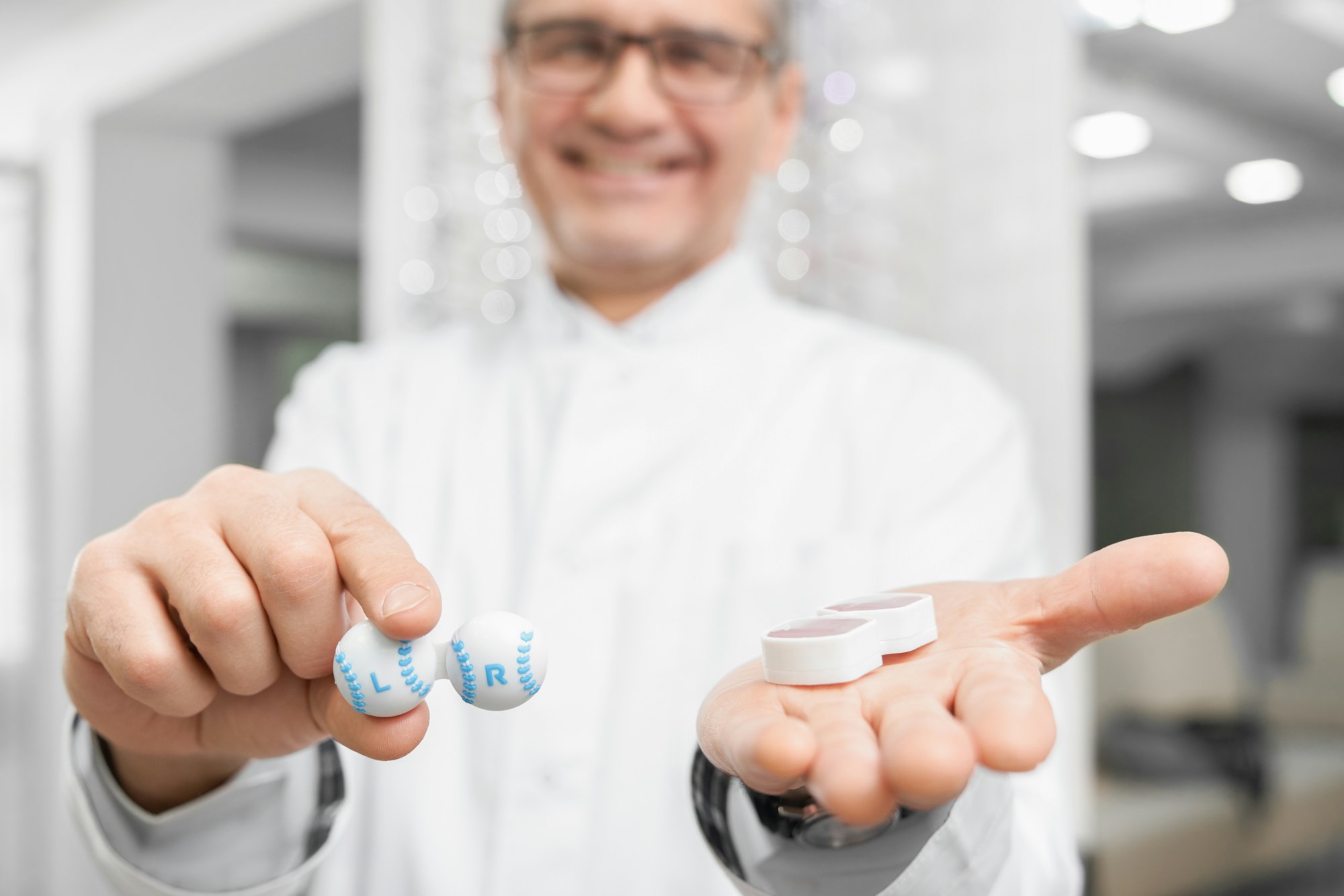 Eye specialict holding container for contact lenses